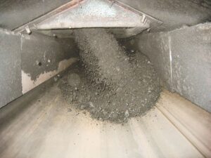 Figure 4: Off-centre loading can be a root cause of belt mistracking with the cargo weight typically pushing the belt toward the more lightly
loaded side.