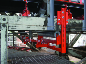 Figure 7: The in-line sensing roll trainer has a carrying roll on a central pivot bearing with vertical guide rolls mounted on both sides.